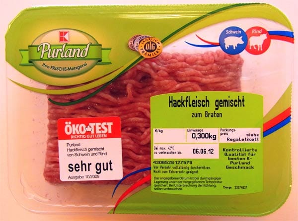 Die Verbraucherzentrale Hamburg rügt die Verpackungen von Wurst.