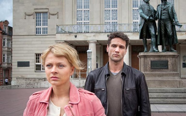 Isabell Gerschke und Oliver Franck als Weimarer Kommissare Kristina Katzer und Lukas Hundt in der ARD-Vorabendserie "Heiter bis tödlich - Akte Ex".