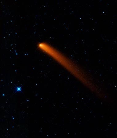 "Wise" machte bisher unsichtbare Welten sichtbar. Der Komet "Siding Spring" am Rande unseres Sonnensystems. Der Schweif des Kometen ist Millionen Kilometer lang.