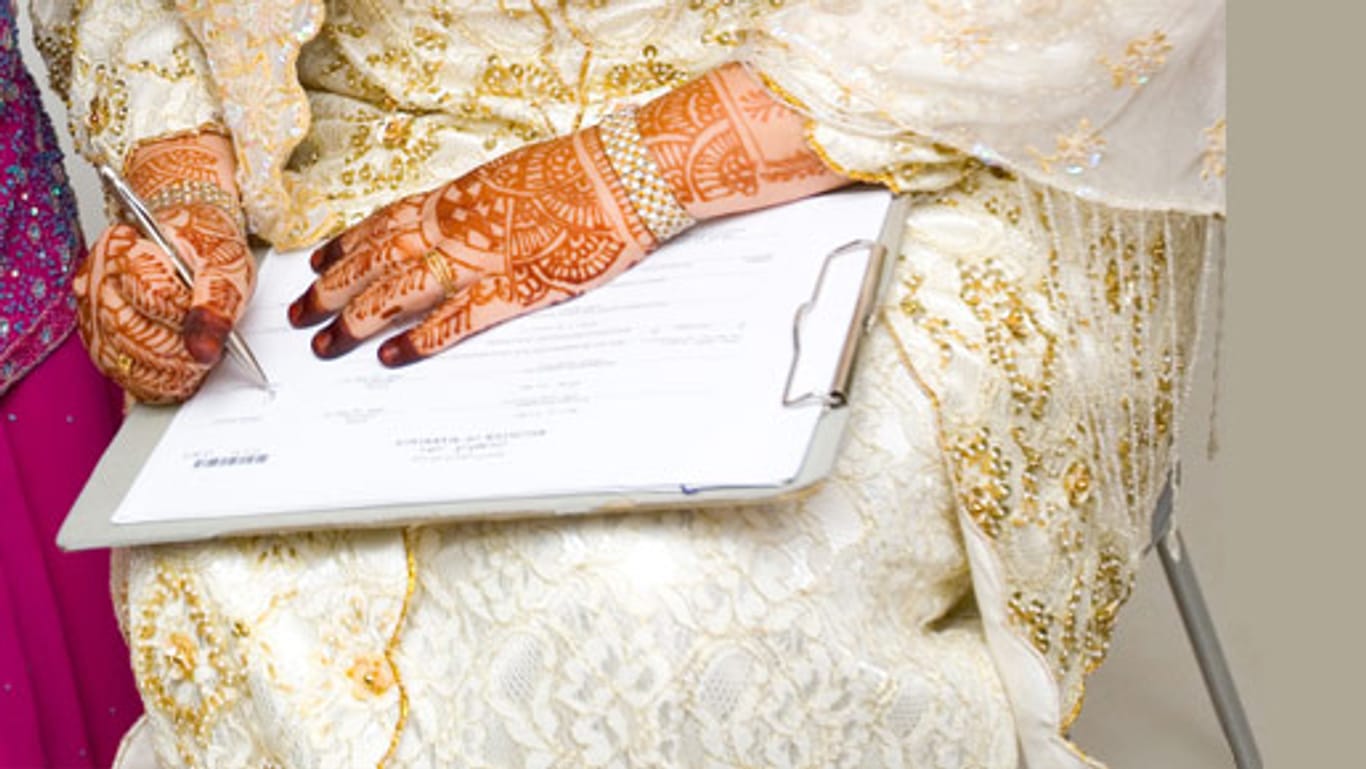 Eheschließung: Beide Brautleute unterzeichnen einen Vertrag