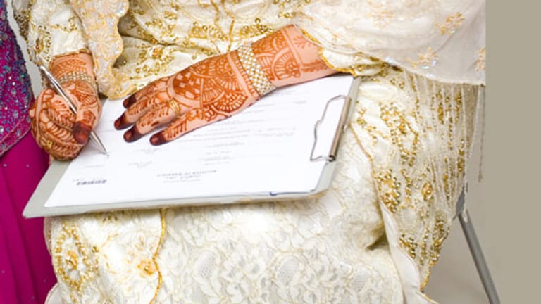 Eheschließung: Beide Brautleute unterzeichnen einen Vertrag