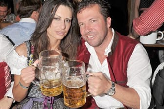 In wenigen Wochen startet das Münchner Oktoberfest: Hier hätte der FC Bayern für das größte Fan-Fest aller Zeiten sorgen können. Für 40 Millionen Euro bekommt man nämlich insgesamt knapp 4,21 Millionen Wiesn-Maß. Da wären sicher auch Lother und seine Joanna mal auf ein Schnelles vorbeigekommen.