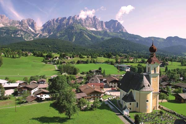 Dorfplatz und Kirche von Going in Tirol: Der Ort am Wilden Kaiser ist einer der Drehorte der Serie "Der Bergdoktor".