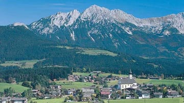 Blick auf den Ort Söll in Tirol: Im Hintergrund das Massiv des Wilden Kaisers.