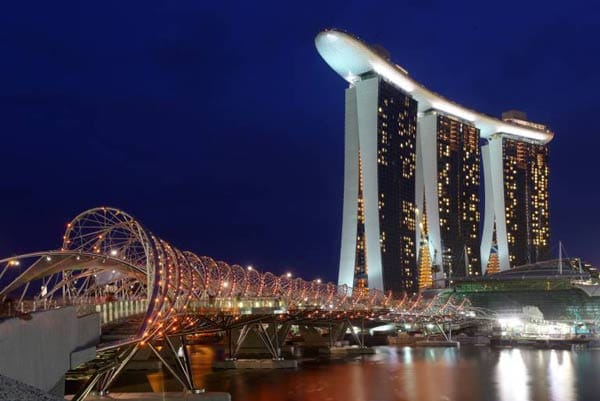 Das Marina Bay Sands Hotel in Singapur besteht aus drei jeweils 55 Stockwerk-hohen Türmen. Ein besonderes Badeerlebnis im 191 Meter ist der Infinity-Pool.