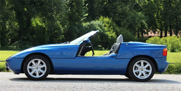 Der BMW Z1 wurde zwischen 1989 und 1991 lediglich 8000 Mal hergestellt. Durch einen eingelassenen Zahnriemen in den Türen konnten diese in die Seitenschweller eingelassen werden, so dass man problemlos mit offenen Türen fahren konnte.