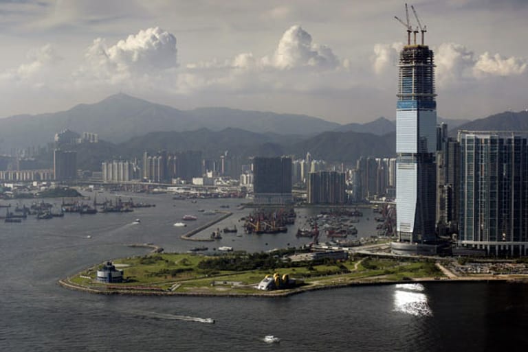 Das Ritz Carlton in Hongkong: Von der Terrasse hat man einen Rundumblick auf den Victoria Hafen und die Skyline von Hongkong Island.