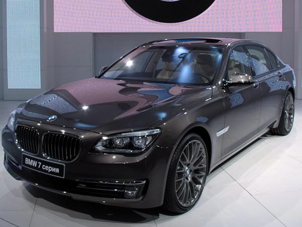 Auch BMW ist auf der Messe groß vertreten und präsentiert den überarbeiteten 7er sowie den neuen BMW X6 M.