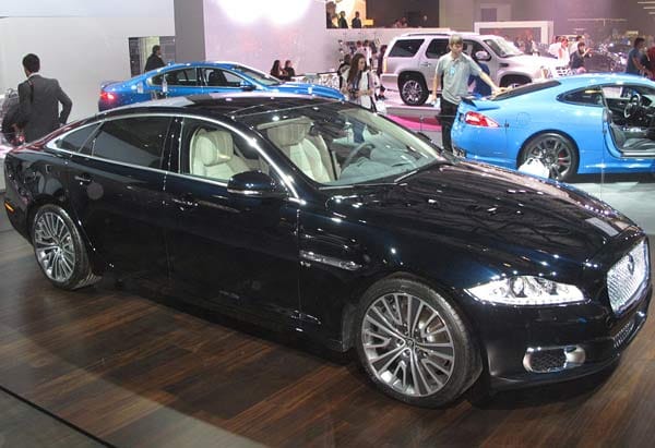Bei Jaguar gibt es den Allradantrieb für die Modelle XJ und XF zu sehen, der zum Jahresende in den Verkauf geht.