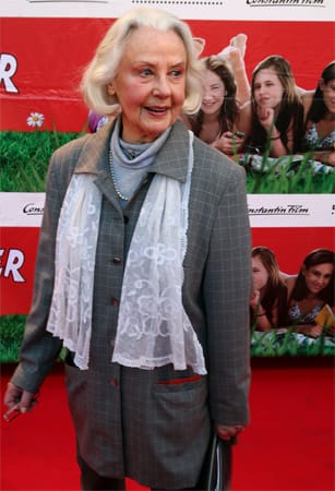 Die Theaterschauspielerin Doris Schade, die auch aus Filmen wie "Die wilden Hühner" oder Krimireihen wie "Derrick" oder "Der Alte" bekannt war, ist am 25. Juni 2012 im Alter von 88 Jahren friedlich im Kreis ihrer Familie gestorben.