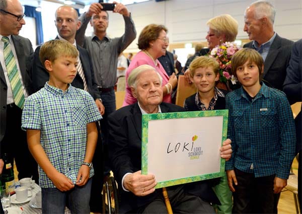 Helmut Schmidt beim Festakt der ab sofort "Loki-Schmidt-Schule" heißenden Hamburger Grundschule. Helmut Schmidt beim Festakt der ab sofort "Loki-Schmidt-Schule" heißenden Hamburger Grundschule.