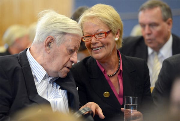 Der Altkanzler besucht die Veranstaltung in Begleitung seiner Tochter Susanne und ist ganz offensichtlich bester Laune. Der Altkanzler besucht die Veranstaltung in Begleitung seiner Tochter Susanne und ist ganz offensichtlich bester Laune.