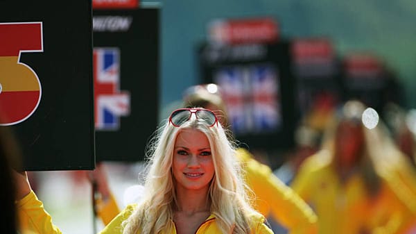 In Reih' und Glied: Die Grid Girls präsentieren die Fahrer auf der Start- und Zielgeraden.