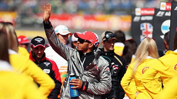 Winken für die Fans: Lewis Hamilton bei der Fahrerparade.