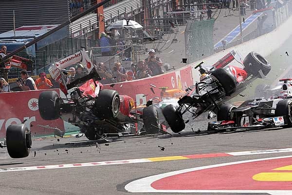 Die Karbonteile wirbeln durch die Luft, als Hamilton und Alonso ineinander krachen.