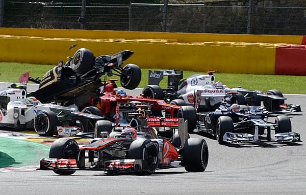 Romain Grosjean hebt ab und rauscht durchs Fahrerfeld.