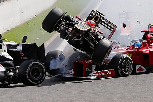Romain Grosjean fliegt über den Boliden von Fernando Alonso hinweg.