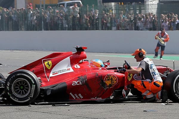 Fernando Alonso blieb nach dem Crash noch lange im Auto sitzen.
