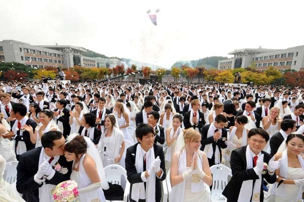 Bekannt wurde die Mun-Sekte vor allem durch ihre spektakulären Massenhochzeiten. Dazu versammelten sich tausende Paare zu einer Zeremonie und erhielten den Segen des Sektenführers.