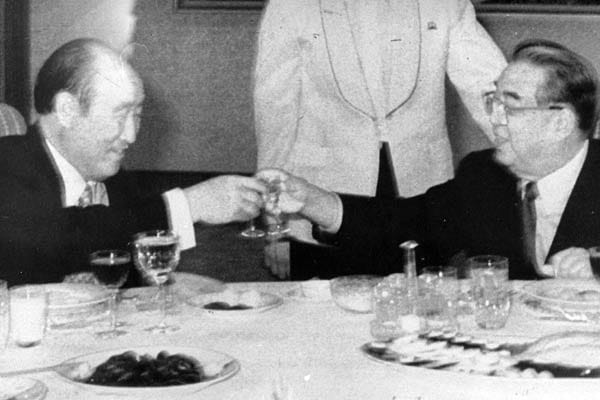 Mun (links) mit dem kommunistischen Gründer Norkoreas, Kim Il Sung. Angeblich forderte der fanatische Anti-Kommunist Mun ihn auf, seine Atombemühungen zu stoppen.