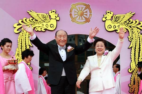 Mun mit seiner Frau Han Hwak-ja. Mit ihr hatte er 14 Kinder.