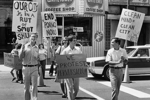 Mitglieder der Sekte protestieren 1977 gegen Pornografie.