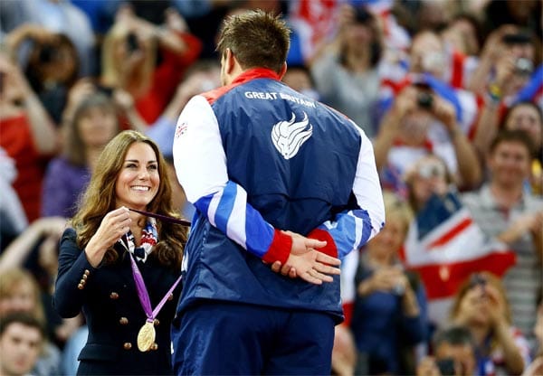 Herzogin Catherine nahm bei den Paralympics 2012 in London ihre erste Siegerehrung vor. Die Freude beim Goldmedaillengewinner im Diskuswerfen Aled Davies aus Wales war riesig.