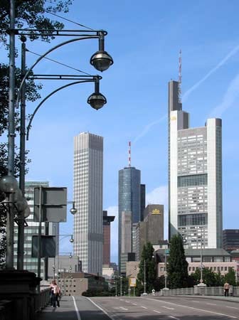 Denn auch die deutsche Bankenmetropole Frankfurt am Main hat eine großartige Skyline! Und Banken, Versicherungen, große Konzerne sorgen mit ihren spektakulären Europazentralen dafür, dass sie Jahr für Jahr üppiger wird.