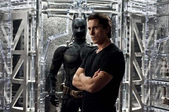 Christian Bales Batman ist jetzt zweifacher Milliardär.