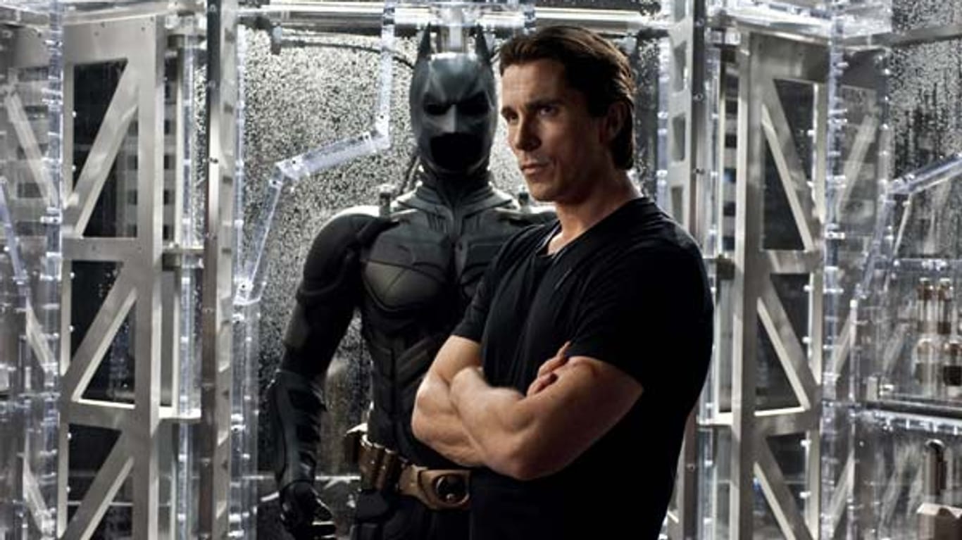 Christian Bales Batman ist jetzt zweifacher Milliardär.