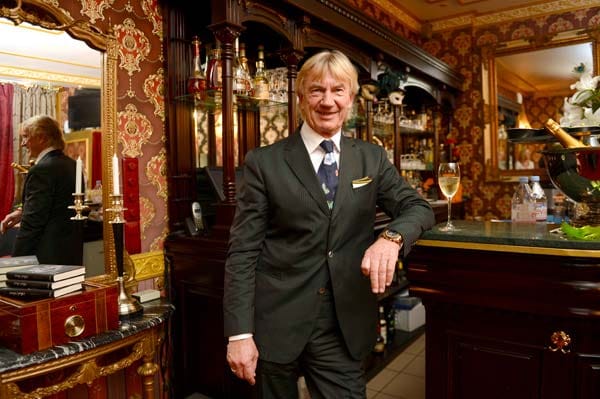 Detlef Uhlmann, 69, gelernter Schiffskapitän, führte von 1979 bis 2009 das "Bel Ami", ein Luxusbordell, das viele Jahre lang als das exquisiteste Etablissement Europas galt, in dem Helmut Newton Fotos machte und das oberste Gebot die Diskretion war. Detlef Uhlmann, 69, gelernter Schiffskapitän, führte von 1979 bis 2009 das "Bel Ami", ein Luxusbordell, das viele Jahre lang als das exquisiteste Etablissement Europas galt, in dem Helmut Newton Fotos machte und das oberste Gebot die Diskretion war.