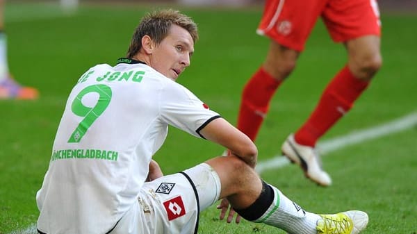 Gladbachs Rekordeinkauf Luuk de Jong ist gekommen, um Marco Reus zu ersetzen. Eine zugegeben schwierige Aufgabe, an der der Zwölf-Millionen-Mann bislang gescheitert ist. Null Tore, gerade einmal eine Torvorlage im Pokal gegen Drittligist Aachen, dazu das folgenschwere Eigentor in der Champions-League-Qualifiaktion. De Jong wird sich strecken müssen, um nicht bald als Rekord-Fehleinkauf abgestempelt zu werden.
