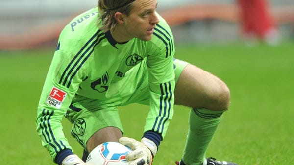 Timo Hildebrand war der große Gewinner der Schalker Vorbereitung. Der ehemalige Nationaltorwart setzte sich im Kampf um die Nummer eins gegen Lars Unnerstall und Ralf Fährmann durch. Doch nach nur einem Spieltag findet sich Hildebrand dort wieder, wo er eigentlich nie wieder hinwollte: auf der Tribüne. Eine Kapselverletzung im Knie zwingt ihm zu einer wochenlangen Pause. Seinen Stammplatz hat der 33-Jährige wieder los.