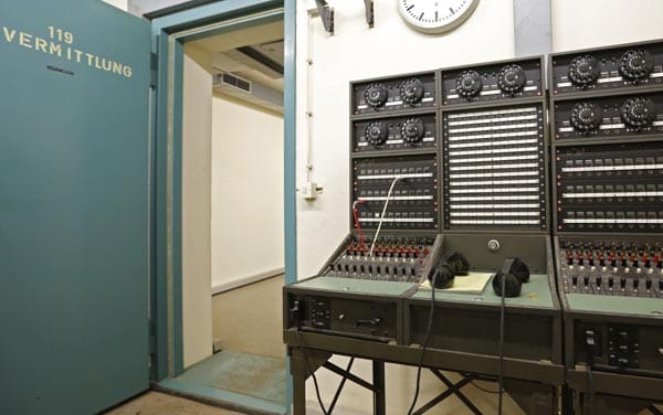 Auch im Telefonvermittlungsraum ist noch die Originalanlage zu sehen.