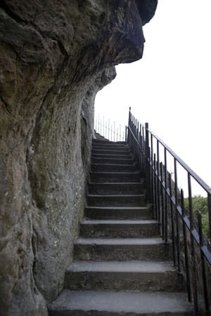 Treppen erlauben den Aufstieg auf die bis zu 40 Meter hohen Sandsteinfelsen.