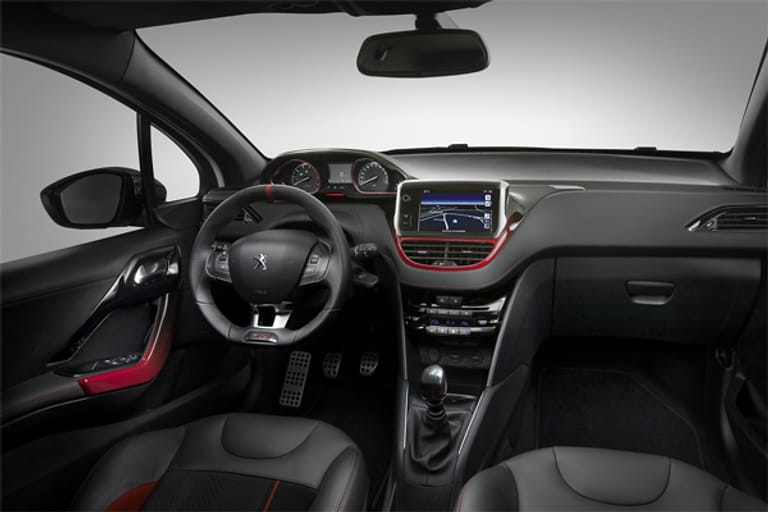 Der Innenraum des Peugeot 208 GTi besticht durch Leder-Sportsitze, Lederlenkrad und eine mit Kunstleder bezogene Armaturentafel.