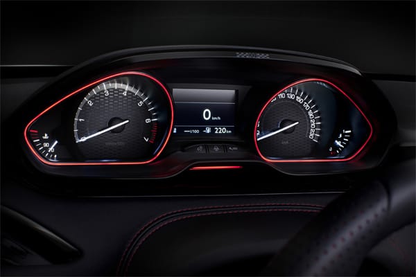 Die Rundinstrumente des Peugeot 208 GTi auf gebürstetem Aluminium werden von roten LED's beleuchtet.