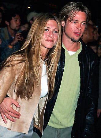 Brad Pitts erste Ehefrau war Jennifer Aniston. Das Paar heiratete im Jahr 2000 und ließ sich Ende 2005 wieder scheiden. Ob Schauspiel-Kollegin Angelina Jolie bei der Trennung ihre Hände mit im Spiel hatte, wird wohl für immer deren Geheimnis bleiben. Jedenfalls stellte Brad Pitt schon zwei Monate nach seiner Scheidung einen Adoptionsantrag für die Kinder von Angelina Jolie.