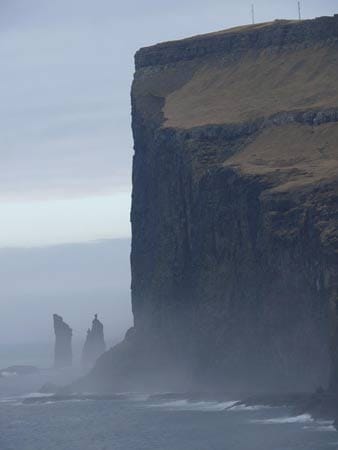 Auf den Färöern finden sich einzigartige Felsformationen wie Risin und Kellingin.