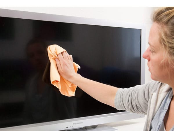 Für Fernseher und Monitore ohne Glasscheibe vor dem Display benutzt man am besten einen Spezialreiniger und keinesfalls Glasreiniger.