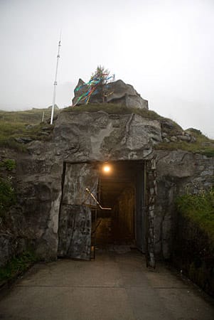 Gut getarnt ist der Eingang in die ehemalige Festung "Sasso da Pigna" im Gotthardmassiv in den Schweizer Alpen.