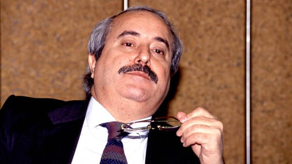 Giovanni Falcone wurde 1939 in Palermos heruntergekommenem Viertel Kalsa geboren, sein Elternhaus stand in der Via Castrofilippo. Einer der Spielkameraden war Tommaso Spadaro, der zum "König der Kalsa" aufstieg. Falcone brachte den Mafiosi später hinter Gitter. Falcone wurde auf dem Friedhof Sant'Orsola in Palermo in der Grabkapelle seiner Familie beigesetzt. Vor der ehemaligen Wohnung des Richters in der Via Notarbartolo 23A in Palermo erinnert ein Baum an den mutigen Mann.