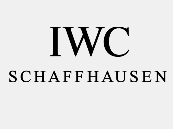 IWC "International Watch Company" – ein englischer Name für die Marke aus der Schweiz. Das Motto von IWC lautet seit 1903 auf Lateinisch "Probus Scafusia" – Solides aus Schaffhausen.