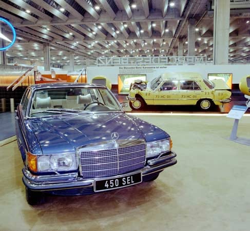 IAA 1973: Mercedes ist stolz auf die Knautschzone seiner Limousinen. Zum Beleg stellen die Stuttgarter auf der Automobilausstellung in Frankfurt ein im Crashtest zerbeultes Exemplar auf den Markenstand.