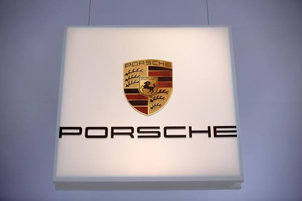 Der Schriftzug stammt natürlich vom Autohersteller Porsche. Und der gibt sich bodenständig: Das schwarze Pferd im Porsche-Logo stammt aus dem Stadtwappen Stuttgarts, das Geweih und die rot-schwarzen Streifen vom württembergischen Landeswappen.