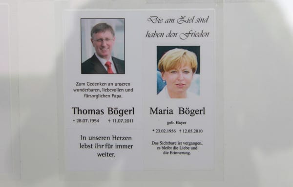 Die Ermittlungen verlaufen weiter ohne konkretes Ergebnis. Zudem erhebt die Familie Vorwürfe gegen die Polizei. Thomas Bögerl ist offensichtlich so verzweifelt, dass er sich im Sommer 2011 das Leben nimmt.