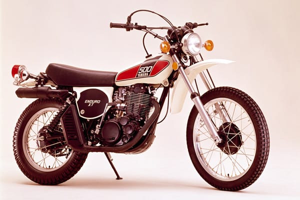 Die "XT 500" von Yamaha gilt als Mutter aller Enduros und machte 1976 mit ihrer unverblümten Abenteuer-Aura den Einzylinder plötzlich wieder salonfähig. Ein Bike für echte Kerle, jederzeit für eine Flucht aus dem Alltag bereit.