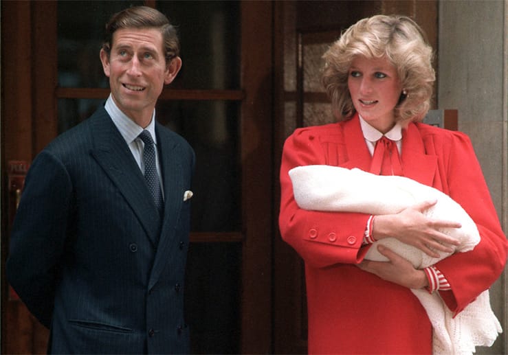 Prinz Charles und seine Ehefrau Lady Diana verlassen am 16. September 1984 das Krankenhaus, in dem der kleine Prinz Harry geboren wurde. Ihr zweiter Sohn, den Diana auf dem Arm trägt, kam am 15. September auf die Welt.