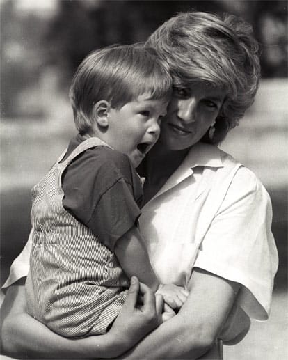 Hier ist Prinz Harry fast vier Jahre alt und schaut schon ziemlich keck in die Welt. Aber der große Junge scheint sich auf dem Arm von Mama Diana einfach wohl zu fühlen.