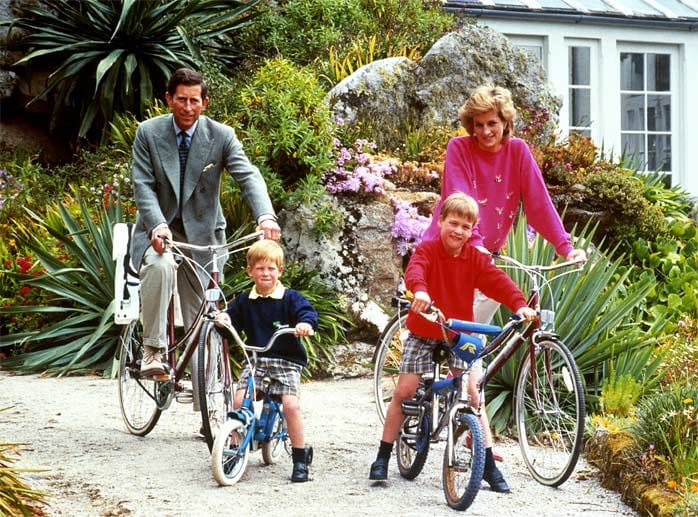 Die ganze Familie beisammen: Prinz Charles und Diana wollen bei einem Urlaub im Jahr 1989 mit ihren beiden Söhnen Harry (li.) und William zu einer Fahrradtour aufbrechen.